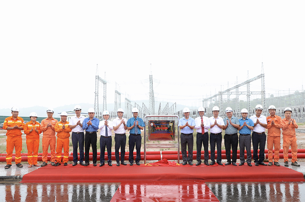 Lễ gắn biển công trình Trạm biến áp 500kV Lào Cai và các đường dây 220kV đấu nối (giai đoạn 1)