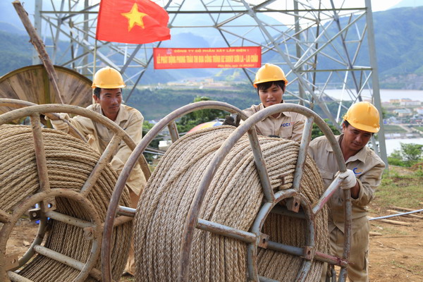 Chủ tịch HĐTV EVNNPT kiểm tra tiến độ, thăm hỏi trên công trường đường dây 500 kV Sơn La - Lai Châu.