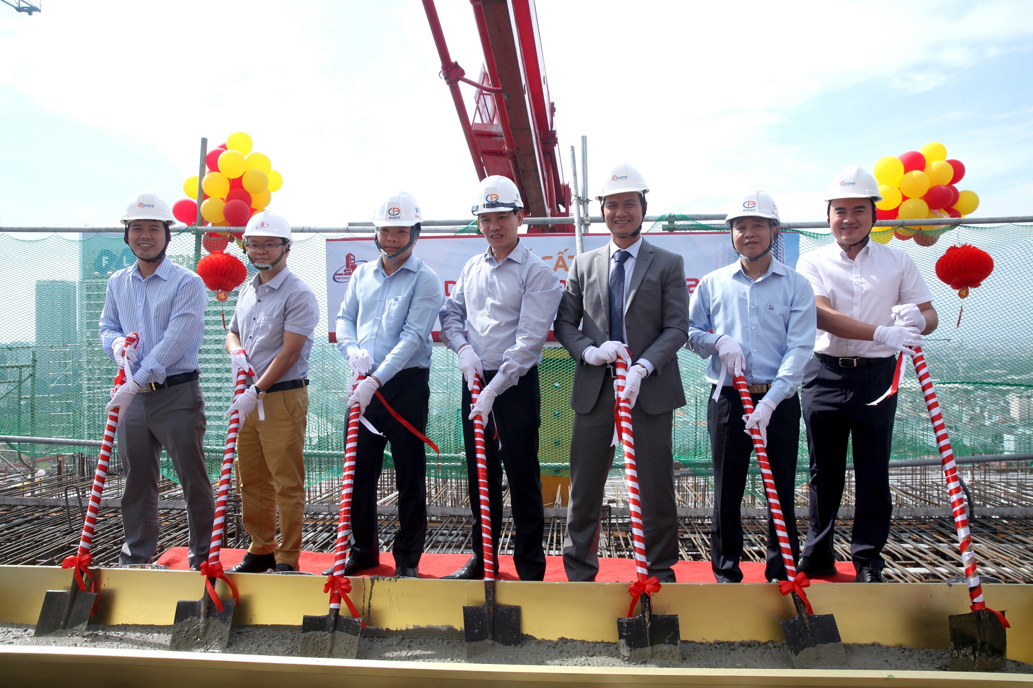 Hàng trăm khách hàng tới tham dự lễ cất nóc dự án Mỹ Đình Plaza 2