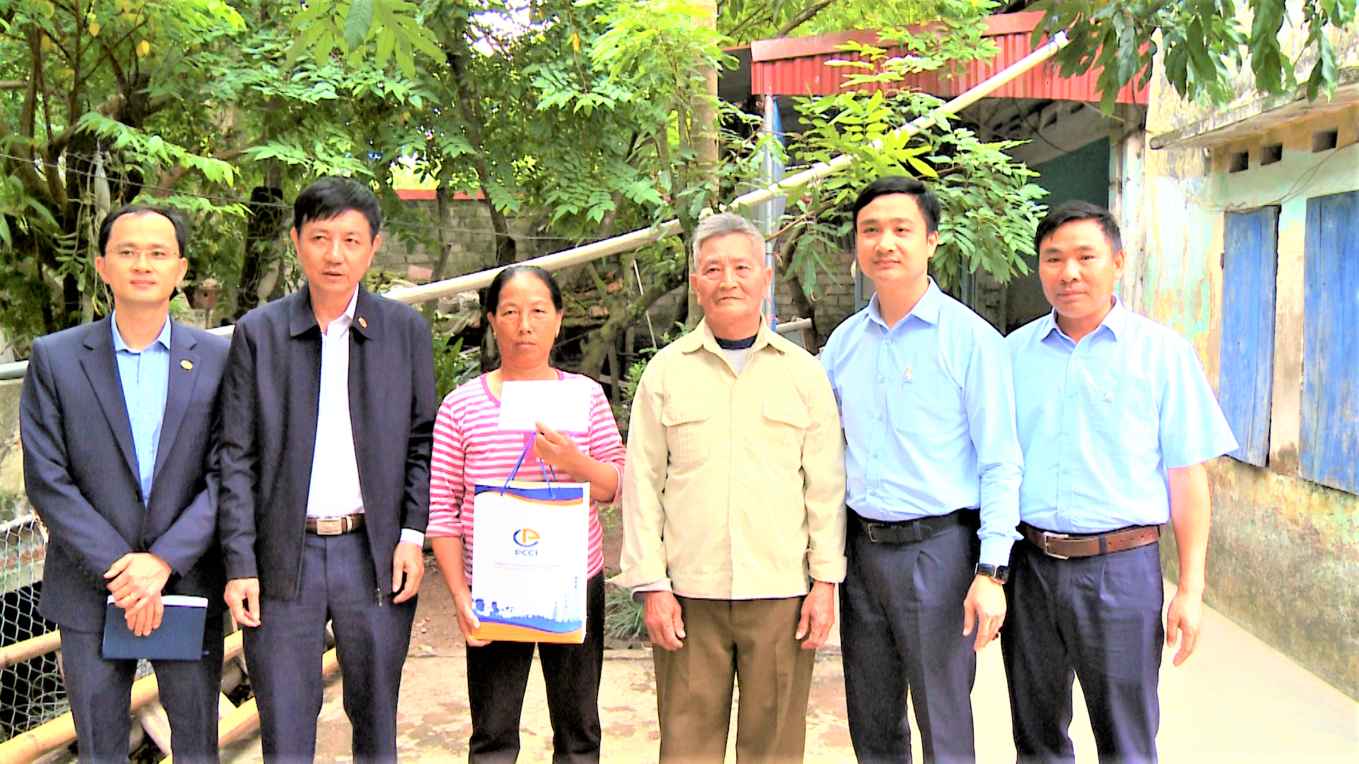 Visiting and giving gifts to officials and workers in difficult circumstances